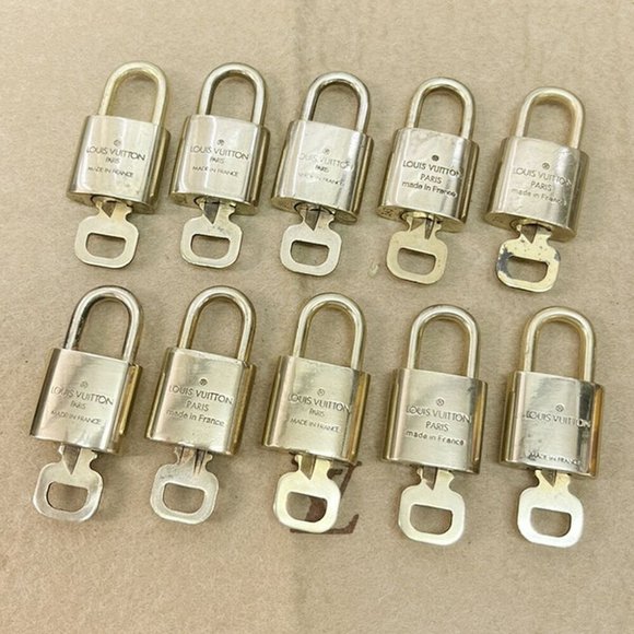 Authentic LOUIS VUITTON LV 10 SET PADLOCK KEY BAG CHARM CADENA GOLD PLATED - Picture 4 of 4